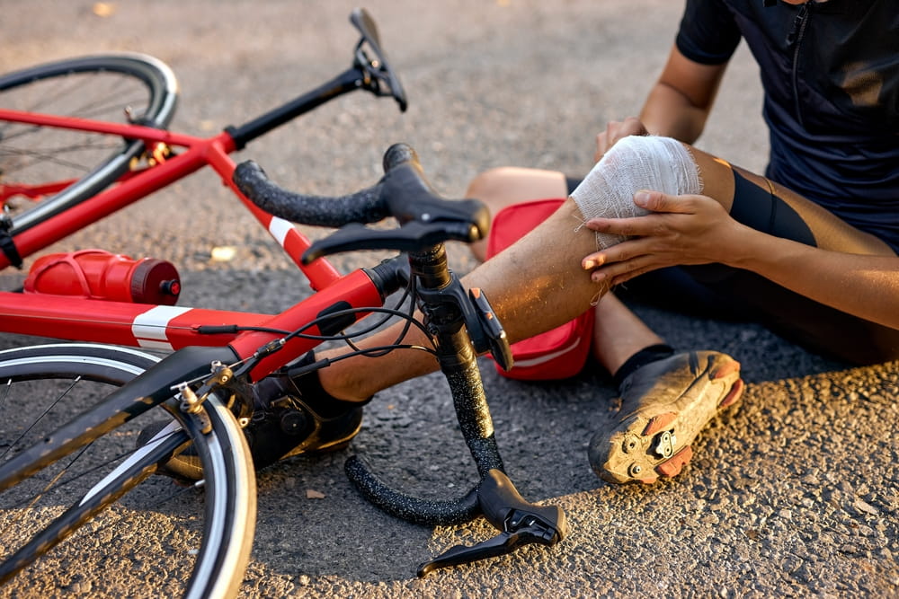 Cyclist with knee injury after bicycle accident with vehicle